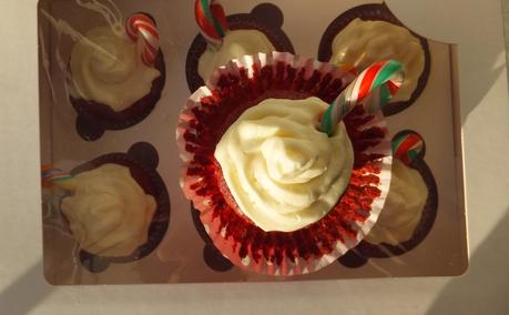 Cupcakes de terciopelo rojo con frosting de queso crema y feliz año nuevo Cupcakes de terciopelo rojo con frosting de queso crema y feliz año nuevo