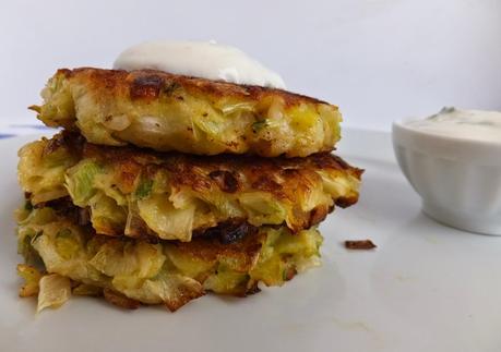 Tortitas de puerro con crema agria de limón de Smitten Kitchen Tortitas de puerro con crema agria de limón de Smitten Kitchen