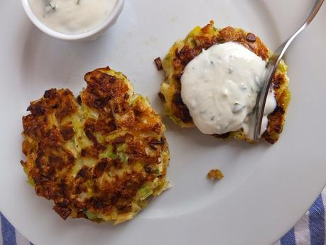 Tortitas de puerro con crema agria de limón de Smitten Kitchen Tortitas de puerro con crema agria de limón de Smitten Kitchen