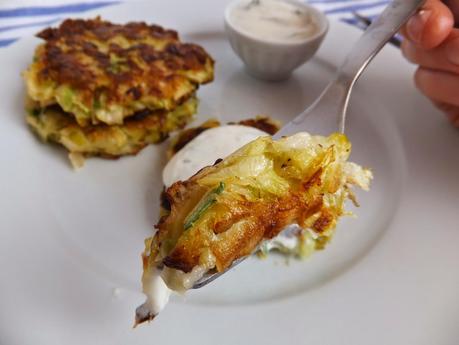 Tortitas de puerro con crema agria de limón de Smitten Kitchen Tortitas de puerro con crema agria de limón de Smitten Kitchen