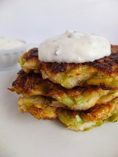 Tortitas de puerro con crema agria de limón de Smitten Kitchen Tortitas de puerro con crema agria de limón de Smitten Kitchen