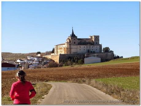 Corriendo por la carretera, monasterio de Uclés al fondo más cerca
