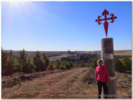 foto del monolito y el monasterio al fondo