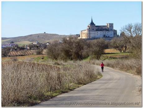 Corriendo por la carretera, monasterio de Uclés al fondo