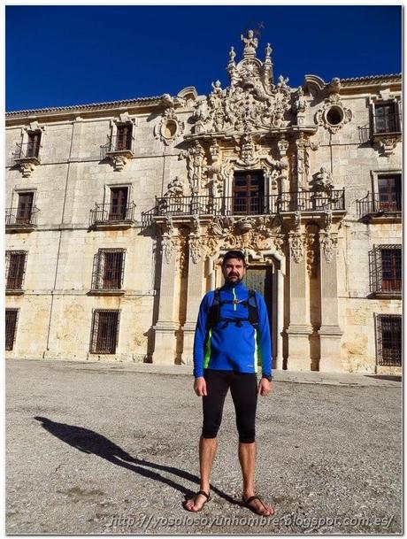 Chanclero en la puerta del Monasterio