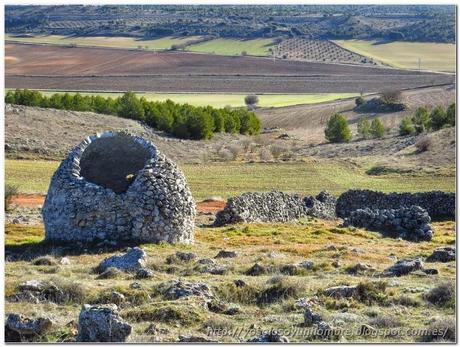 Cabaña y cerco de piedra, supongo que de algún pastor