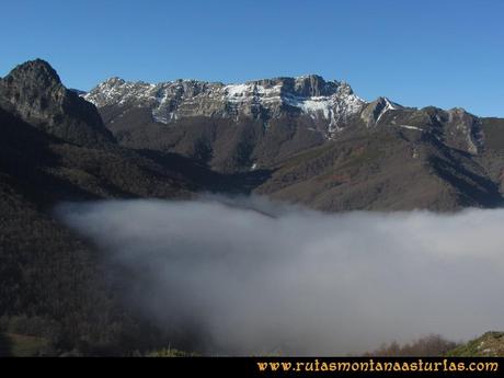Ruta Tarna, Pico Mosquito y Pareu: Vista del Canto del Oso sobre niebla