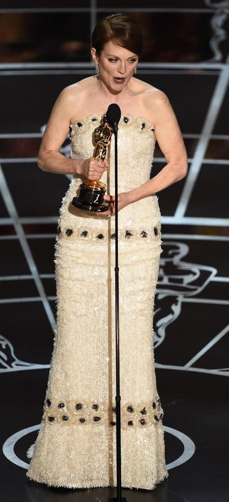 JULIANNE MOORE Y SU VESTIDO DE CHANEL PARA LOS OSCAR