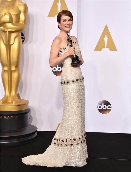 JULIANNE MOORE Y SU VESTIDO DE CHANEL PARA LOS OSCAR