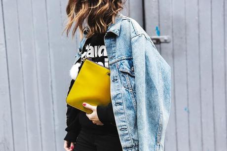 Topmodels_Sweatshirt_Revolve_Clothing-The_Laundry_Room-Levis_Vintage_Jacket-Rebecca_Minkoff_Clutch-Outfit-LFW-London_Fashion_Week-Street-Style-28