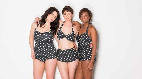 Una marca de ropa utiliza a sus empleadas como modelos para dar a conocer sus bañadores.