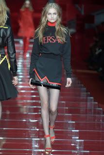 Versace une la herencia tradicional y el futuro en esta colección