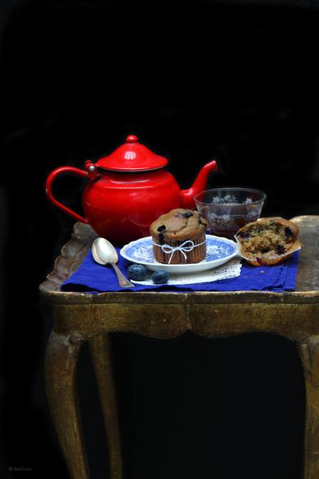 La hora del té con muffins de arándanos vegano La hora del té con magdalenas veganos de Arándanos