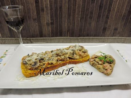 Tostadas de pan integral de calabaza con champiñones a la carbonara. Tostadas de pan integral de calabaza con champiñones a la carbonara.