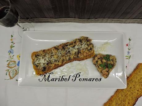 Tostadas de pan integral de calabaza con champiñones a la carbonara. Tostadas de pan integral de calabaza con champiñones a la carbonara.