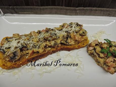 Tostadas de pan integral de calabaza con champiñones a la carbonara. Tostadas de pan integral de calabaza con champiñones a la carbonara.