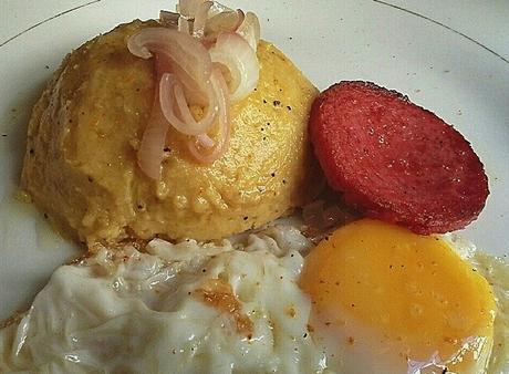 Mangu con huevo frito y salami