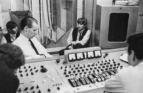 MEJOR TECNOLOGÍA NO ASEGURA MEJORES CANCIONES El momento actual ofrece enormes facilidades y ventajas tecnológicas para el artista en general y el músico en particular. Pero esas comodidades, asegura Sir Paul McCartney, no redundan en mejores canciones.