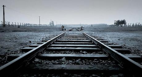 Vías de tren rumbo a Auschwitz. Museo Estatal de Auschwitz-Birkenau [CC BY 2.0], vía Flickr
