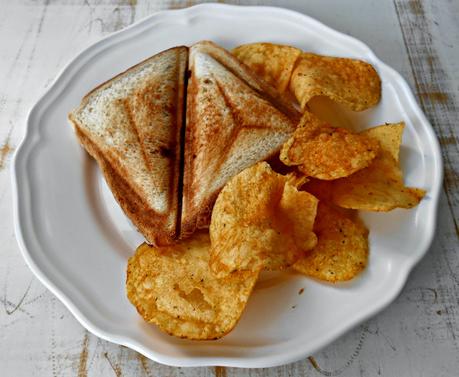 Sandwich de pollo y cebolla caramelizada Sandwich de pollo y cebolla caramelizada