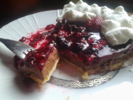 TARTA DE MOUSSE DE CHOCOLATE Y FRUTOS ROJOS TARTA DE MOUSSE DE CHOCOLATE Y FRUTOS ROJOS