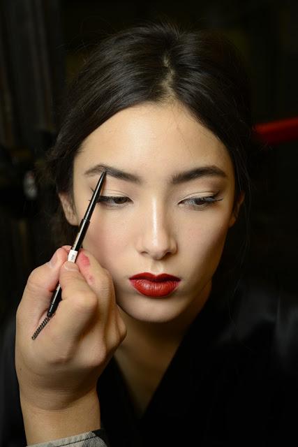 Dolce Gabbana elije labios rojos y elegantes recogidos para otoño. Dolce Gabbana elije labios rojos y elegantes recogidos para otoño.