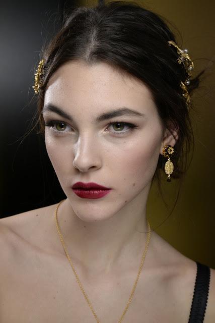 Dolce Gabbana elije labios rojos y elegantes recogidos para otoño. Dolce Gabbana elije labios rojos y elegantes recogidos para otoño.