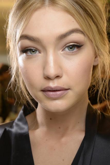 Dolce Gabbana elije labios rojos y elegantes recogidos para otoño. Dolce Gabbana elije labios rojos y elegantes recogidos para otoño.