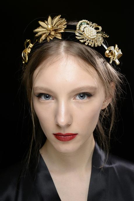 Dolce Gabbana elije labios rojos y elegantes recogidos para otoño. Dolce Gabbana elije labios rojos y elegantes recogidos para otoño.