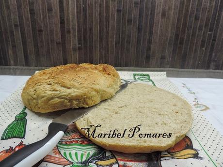 Pan integral gigante de hamburguesa con bebida de soja. Pan integral gigante de hamburguesa con bebida de soja.