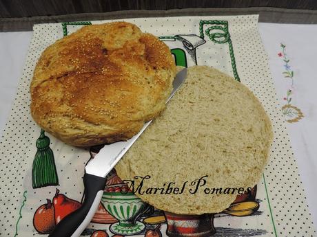 Pan integral gigante de hamburguesa con bebida de soja. Pan integral gigante de hamburguesa con bebida de soja.