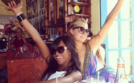 No creerás a quién la policía le detuvo un concierto en pleno espectáculo Paris Hilton y Naomi Campbell en un restaurant de La Habana
