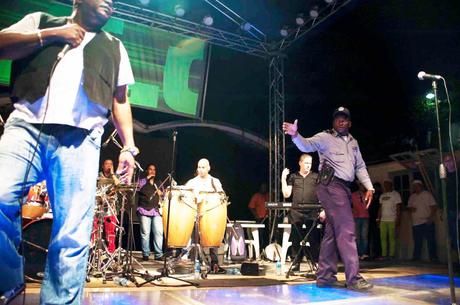 No creerás a quién la policía le detuvo un concierto en pleno espectáculo Momento en que la policía subió al escenario a detener el concierto.