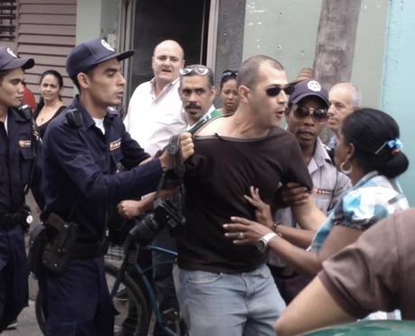 No creerás a quién la policía le detuvo un concierto en pleno espectáculo Leandro Pérez en el momento del arresto policial (24 de febrero del 2015)