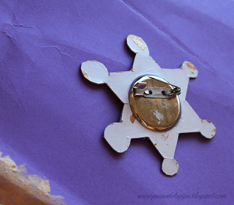 pasandolopipa | Pegar con cola una base con imperdible en el anverso pasandolopipa | Pegar con cola una base con imperdible en el anverso