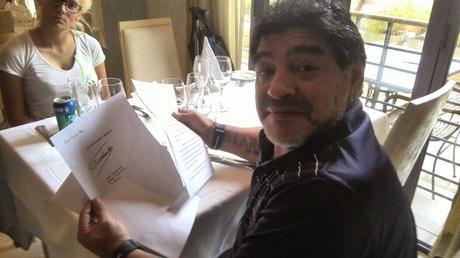 Da a conocer Fidel intercambio de cartas con Maradona