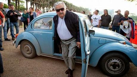 Mujica llegó al poder con un cepillito y salió con el cepillito.