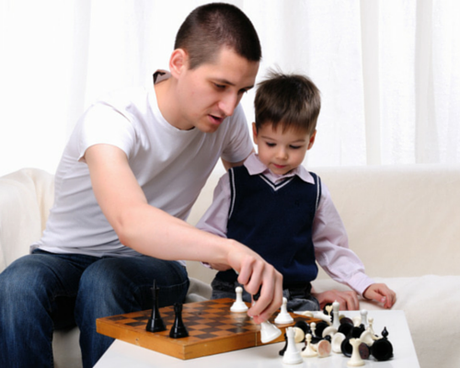 padre e hijo jugando ajedrez