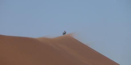 caminando solo por el desierto