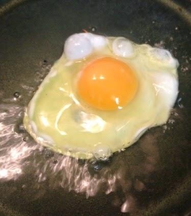 HUEVO CON NARANJA Y PIMENTÓN HUEVO CON NARANJA Y PIMENTÓN