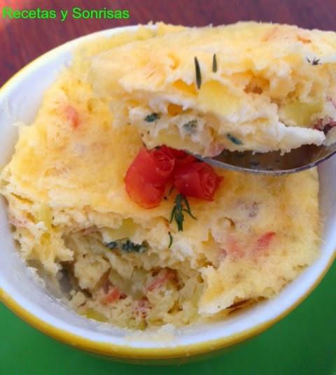 MUG CAKE DE PATATA , CEBOLLA, QUESO CABRA Y JAMÓN AROMATIZADO CON TOMILLO MUG CAKE DE PATATA , CEBOLLA, QUESO CABRA Y JAMÓN AROMATIZADO CON TOMILLO