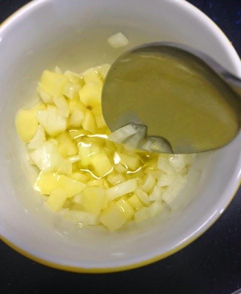 MUG CAKE DE PATATA , CEBOLLA, QUESO CABRA Y JAMÓN AROMATIZADO CON TOMILLO MUG CAKE DE PATATA , CEBOLLA, QUESO CABRA Y JAMÓN AROMATIZADO CON TOMILLO