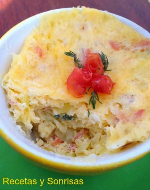 MUG CAKE DE PATATA , CEBOLLA, QUESO CABRA Y JAMÓN AROMATIZADO CON TOMILLO MUG CAKE DE PATATA , CEBOLLA, QUESO CABRA Y JAMÓN AROMATIZADO CON TOMILLO