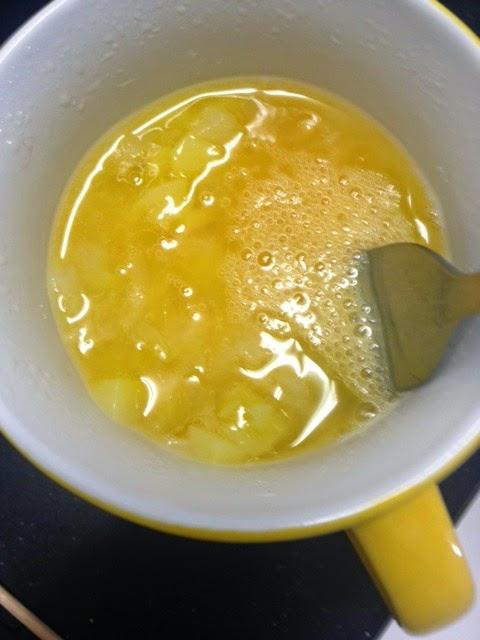 MUG CAKE DE PATATA , CEBOLLA, QUESO CABRA Y JAMÓN AROMATIZADO CON TOMILLO MUG CAKE DE PATATA , CEBOLLA, QUESO CABRA Y JAMÓN AROMATIZADO CON TOMILLO