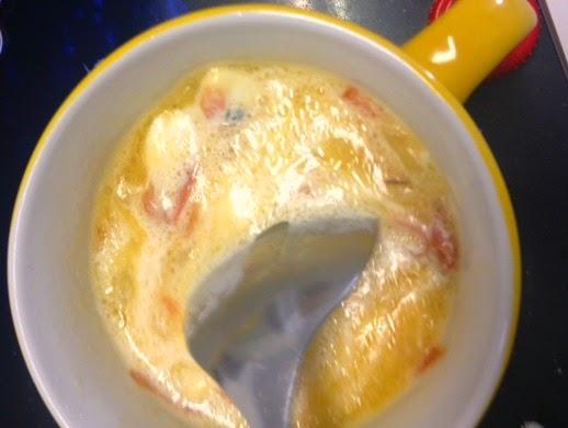 MUG CAKE DE PATATA , CEBOLLA, QUESO CABRA Y JAMÓN AROMATIZADO CON TOMILLO MUG CAKE DE PATATA , CEBOLLA, QUESO CABRA Y JAMÓN AROMATIZADO CON TOMILLO