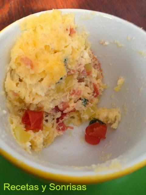 MUG CAKE DE PATATA , CEBOLLA, QUESO CABRA Y JAMÓN AROMATIZADO CON TOMILLO MUG CAKE DE PATATA , CEBOLLA, QUESO CABRA Y JAMÓN AROMATIZADO CON TOMILLO