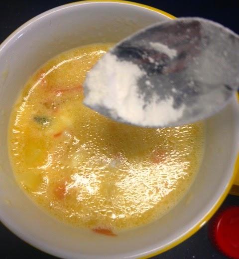 MUG CAKE DE PATATA , CEBOLLA, QUESO CABRA Y JAMÓN AROMATIZADO CON TOMILLO MUG CAKE DE PATATA , CEBOLLA, QUESO CABRA Y JAMÓN AROMATIZADO CON TOMILLO