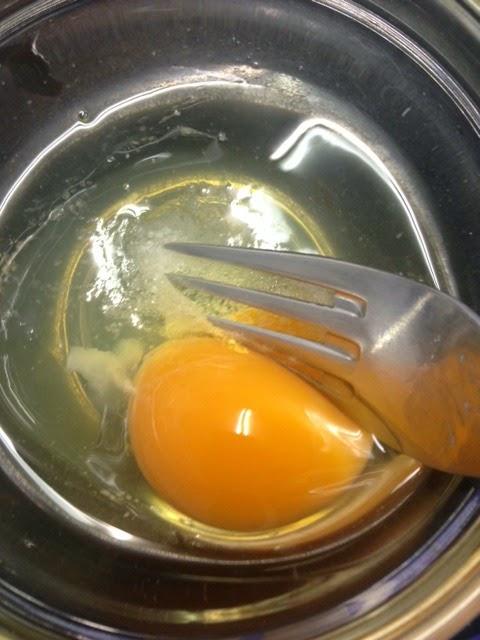 MUG CAKE DE PATATA , CEBOLLA, QUESO CABRA Y JAMÓN AROMATIZADO CON TOMILLO MUG CAKE DE PATATA , CEBOLLA, QUESO CABRA Y JAMÓN AROMATIZADO CON TOMILLO