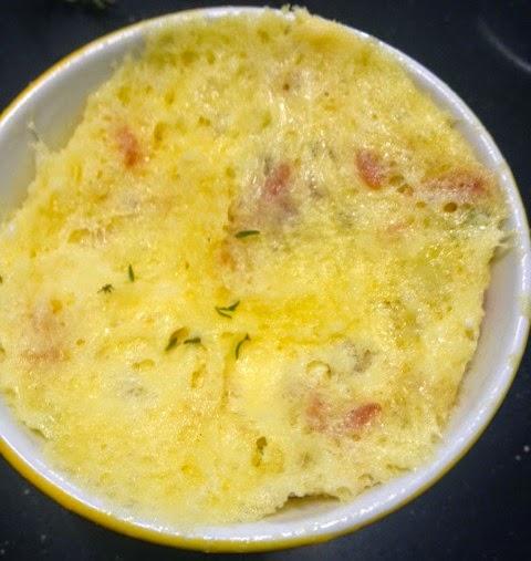 MUG CAKE DE PATATA , CEBOLLA, QUESO CABRA Y JAMÓN AROMATIZADO CON TOMILLO MUG CAKE DE PATATA , CEBOLLA, QUESO CABRA Y JAMÓN AROMATIZADO CON TOMILLO