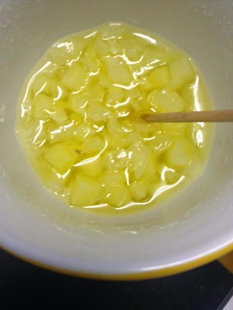 MUG CAKE DE PATATA , CEBOLLA, QUESO CABRA Y JAMÓN AROMATIZADO CON TOMILLO MUG CAKE DE PATATA , CEBOLLA, QUESO CABRA Y JAMÓN AROMATIZADO CON TOMILLO